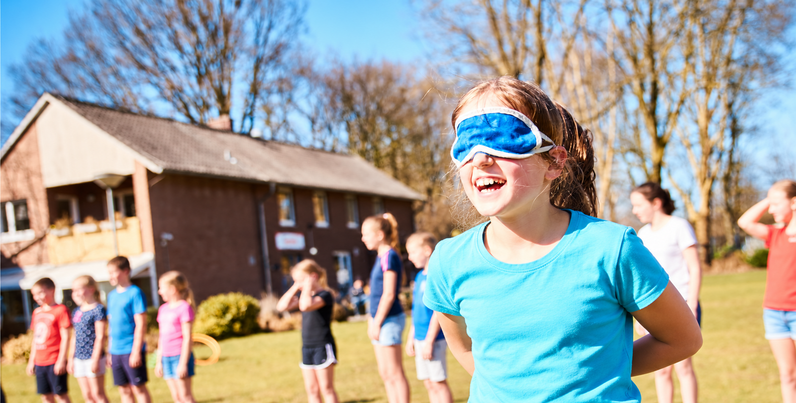 M�dchen im Halbportr�t spielt ein Spiel mit verbundenen Augen